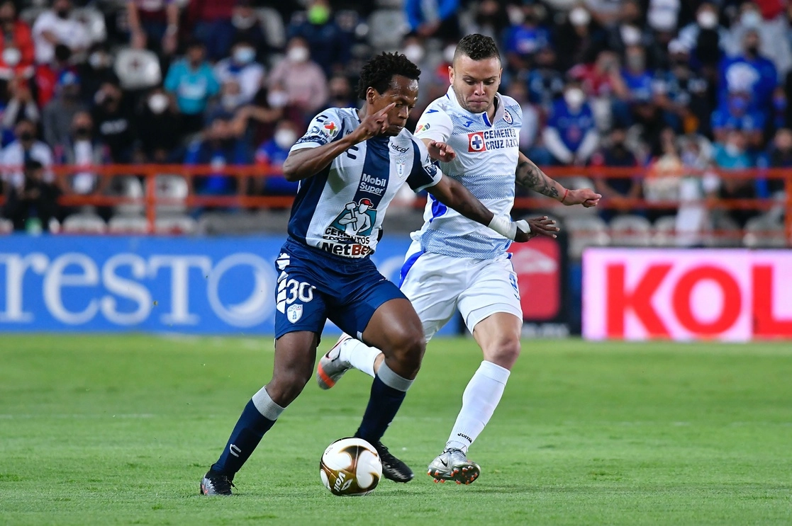 Jonathan Rodríguez de Cruz Azul (der) disputa la esférica con Romario Ibarra del Pachuca (izq) Foto Cortesía Cruz Azul 