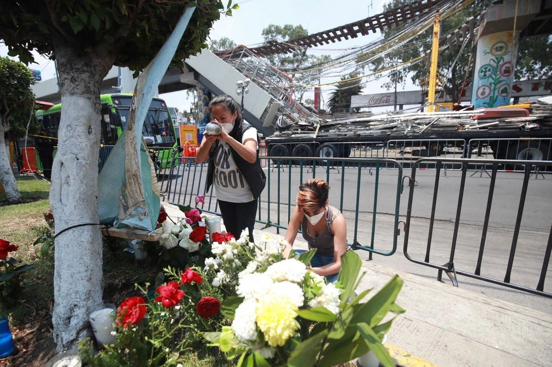 Vecinos de Tláhuac reubicaron afuera de la estación Olivos el altar en memoria de las víctimas del colapso de la estructura del Metro de la Línea 12, en la Ciudad de México. Foto Luis Castillo