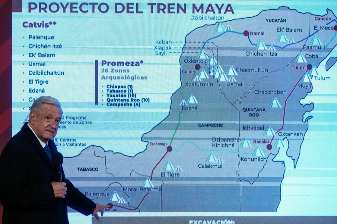 Andrés Manuel López Obrador muestra el trazo del Tren Maya durante la conferencia de prensa matutina desde Palacio Nacional, el 8 de diciembre de 2022. Foto Cuartoscuro 