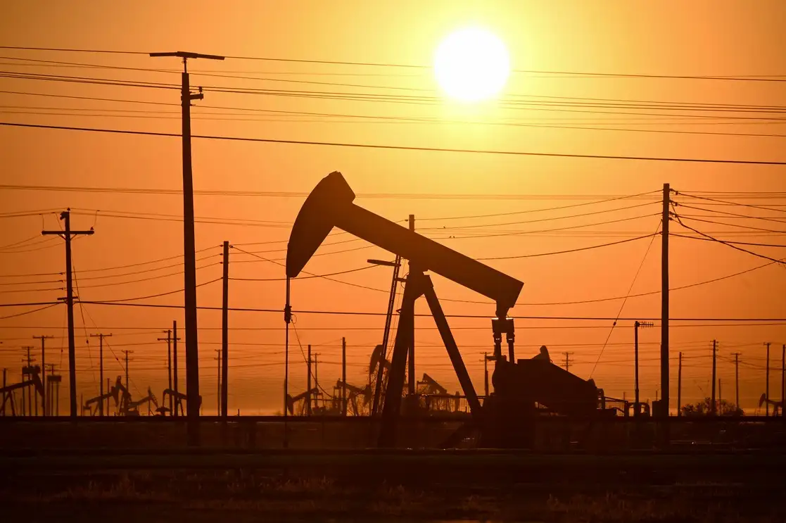 Extracción de petróleo en el campo petrolero South Belridge, el 26 de febrero de 2022. Foto Afp