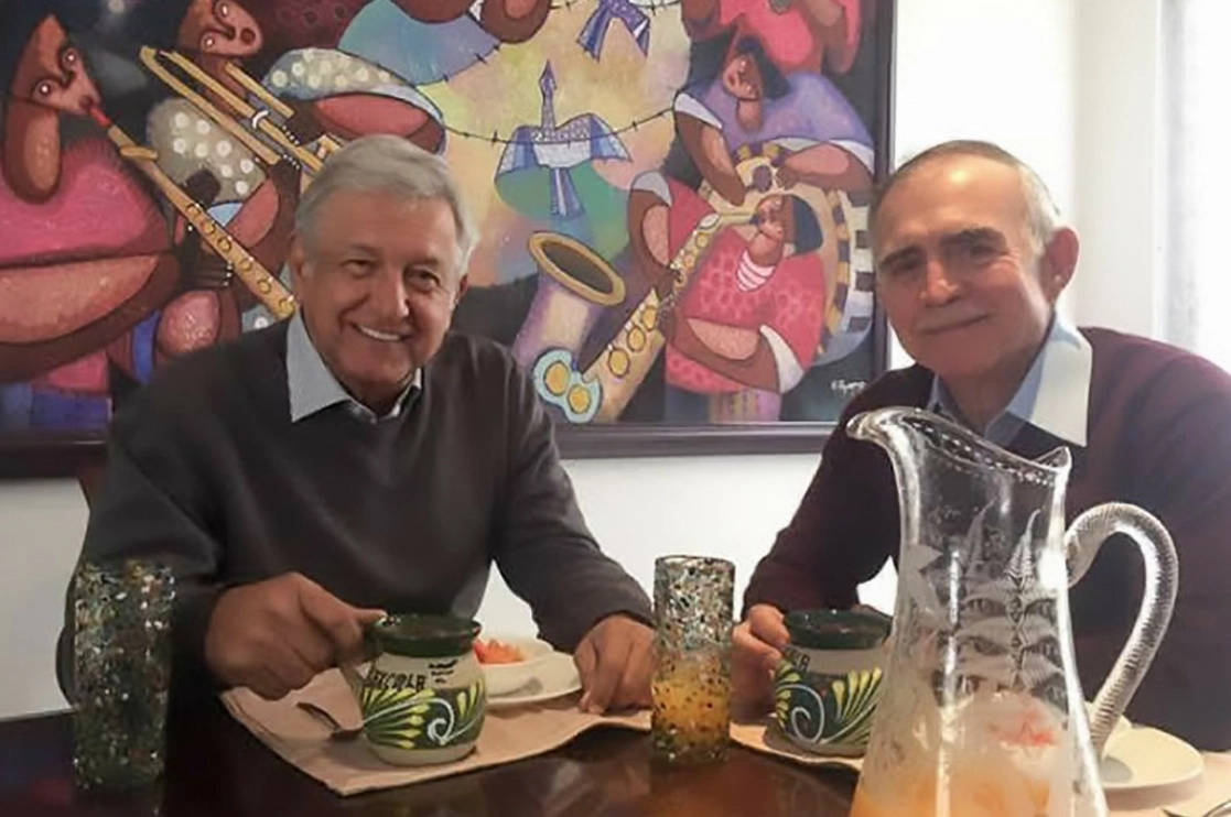 “Nunca olvidaré que Alfonso Romo fue el primero de los empresarios en adherirse a la transformación”, expuso el presidente Andrés Manuel López Obrador. Foto tomada del Twitter de @lopezobrador_
