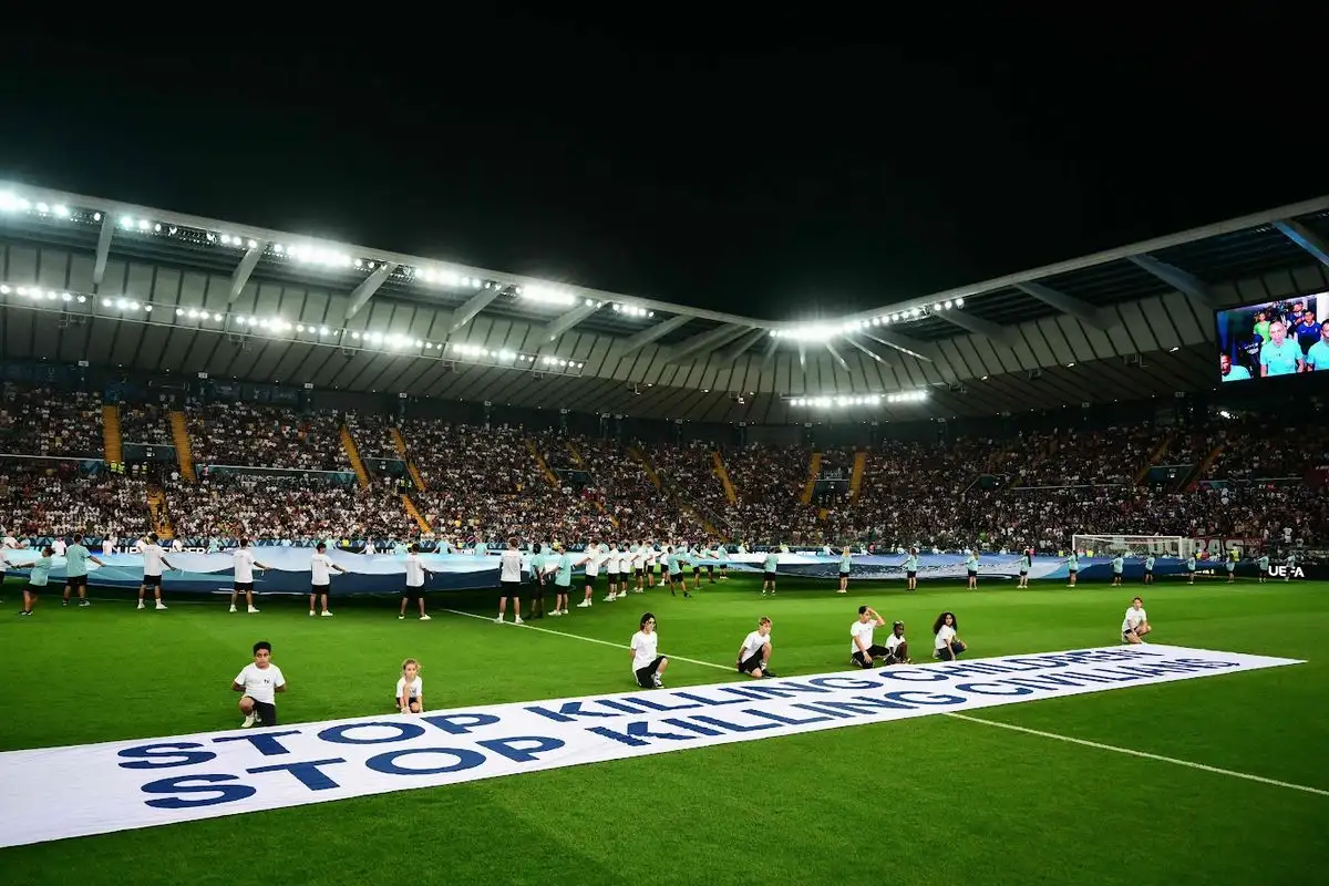Aunque sin señalar la responsabilidad de Israel por la matanza en la franja de Gaza, durante la final de la Supercopa de Europa, en la que el París Saint-Germain remontó y venció en penales al Tottenham en el estadio Friuli de Údine, en Italia, se desplegó una manta sobre el campo de juego en un acto de condena en el que participaron decenas de niños, entre ellos dos refugiados palestinos de 9 y 12 años. Foto 