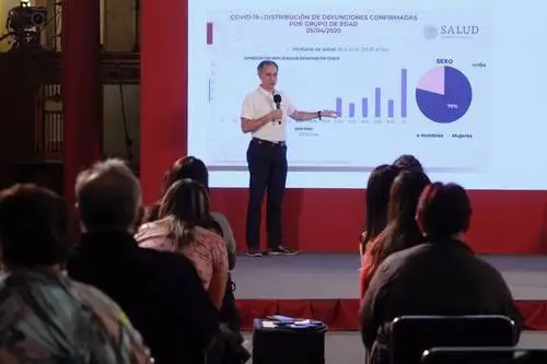 El subsecretario de Salud, Hugo López-Gatell, agradeció la labor del personal médico y de enfermería que atiende a los infectados por el nuevo coronavirus. Foto Cristina Rodríguez