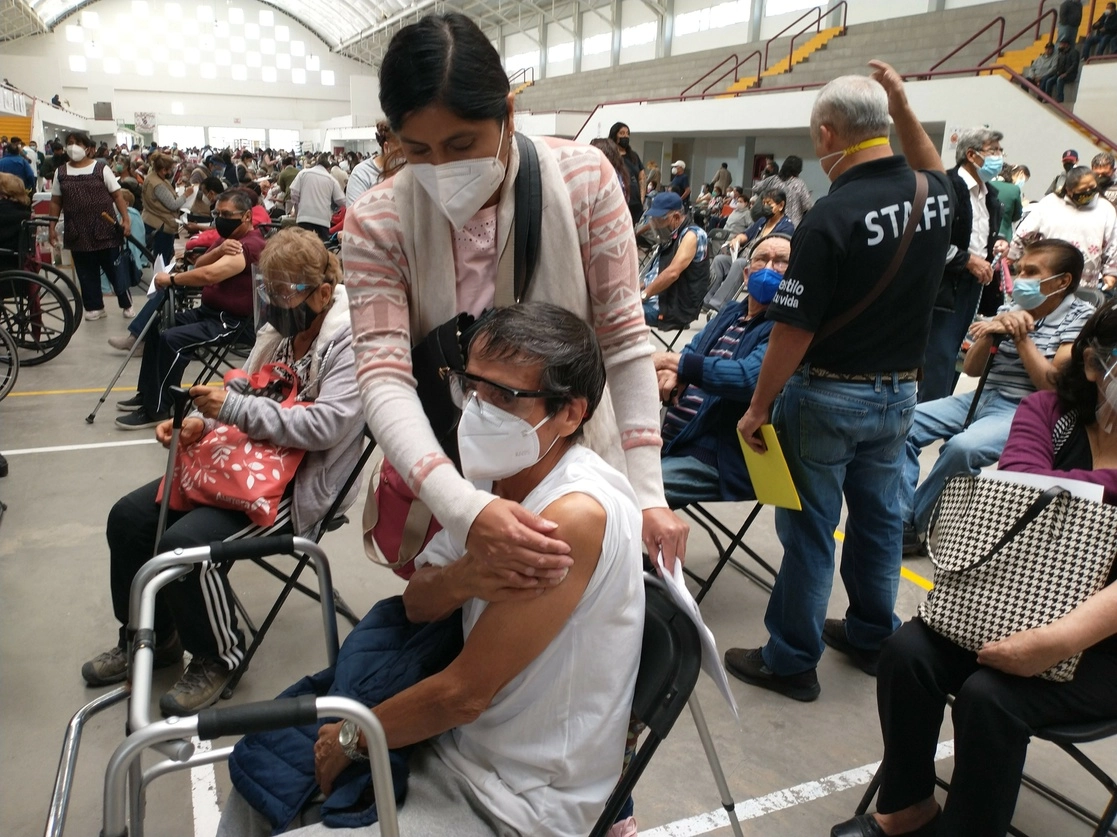 Los requisitos para la inoculación son: presentar credencial de elector con domicilio en Ecatepec, tener mínimo seis meses de haber recibido el esquema completo de vacunación y presentar el registro impreso en el portal mivacuna.salud.gob.mx. Foto Javier Salinas Cesáreo / Archivo