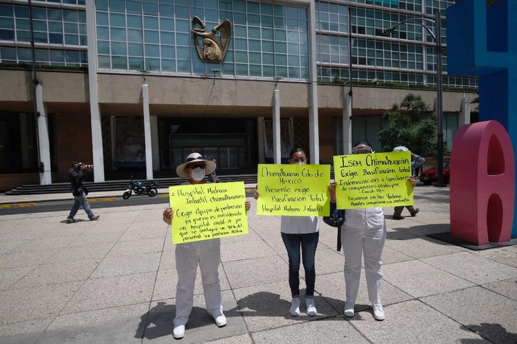 Manifestantes afuera de la sede nacional del IMSS, en el contexto de la pandemia de Covid-19, en la CDMX. Foto Cristina Rodríguez