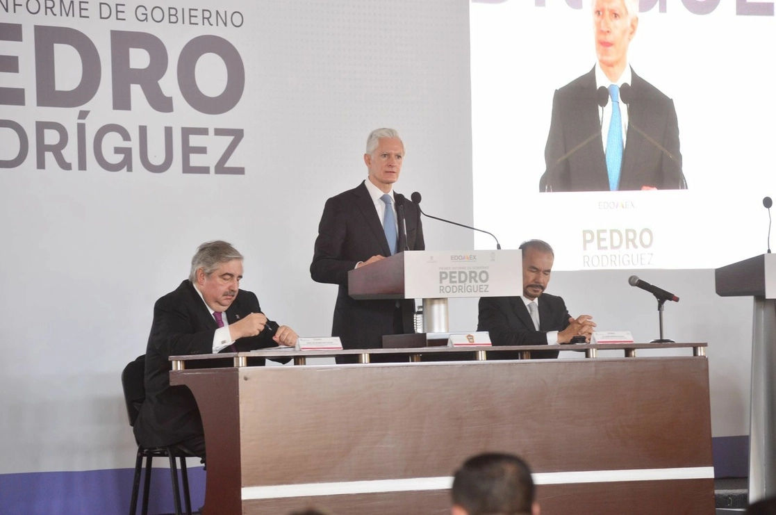 El gobernador Alfredo del Mazo durante el informe de actividades del alcalde de Atizapán. Foto La Jornada