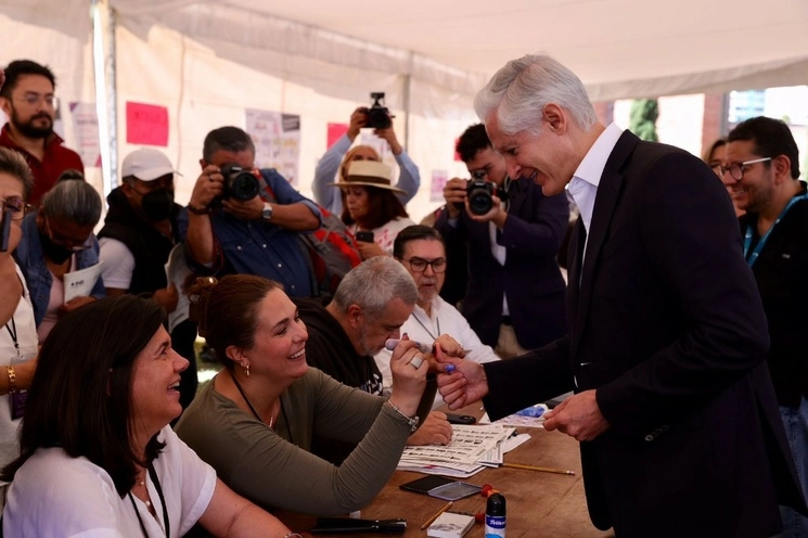 El mandatario mexiquense llegó a votar acompañado por su esposa Fernanda Castillo, el 4 de junio de 2023. Foto La Jornada 