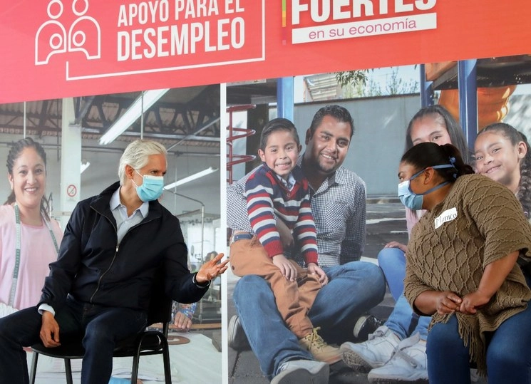 Alfredo del Mazo, gobernador del Estado de México durante la entrega del Programa de Apoyo al Desempleo. Foto tomada del Twitter @alfredodelmazo