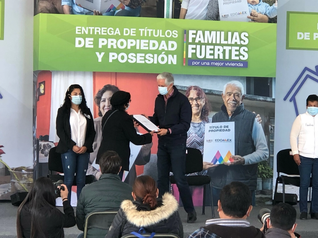 El gobierno del Estado de México entregó 60 títulos de propiedad a familias de la región sur. Foto René Ramón