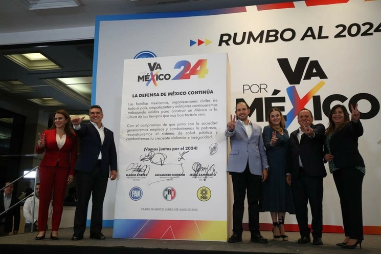 Los dirigentes nacionales del PRD, Jesús Zambrano; del PRI, Alejandro Moreno; y del PAN, Marko Cortés, tras la firma del convenio para darle continuidad a la coalición Va por México hacia la elección presidencial de 2024, en un hotel de la Ciudad de México, el 5 de junio de 2023. Foto María Luisa Severiano