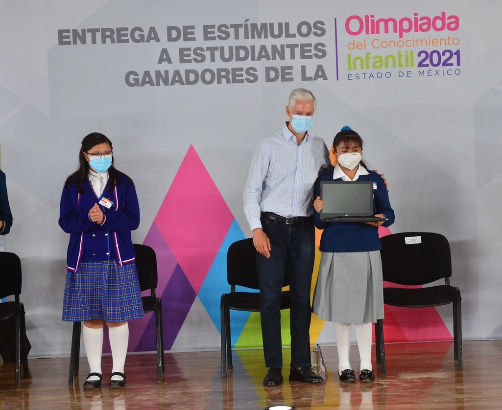 El gobernador de Edomex entregó estímulos a estudiantes ganadores de la olimpiada del conocimiento, el 29 de abril de 2022. Foto La Jornada