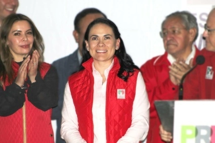 Alejandra del Moral, en una reunión con alcaldes y bases tricolores del estado de México. Foto tomada del Twitter de @AlejandraDMV / Archivo