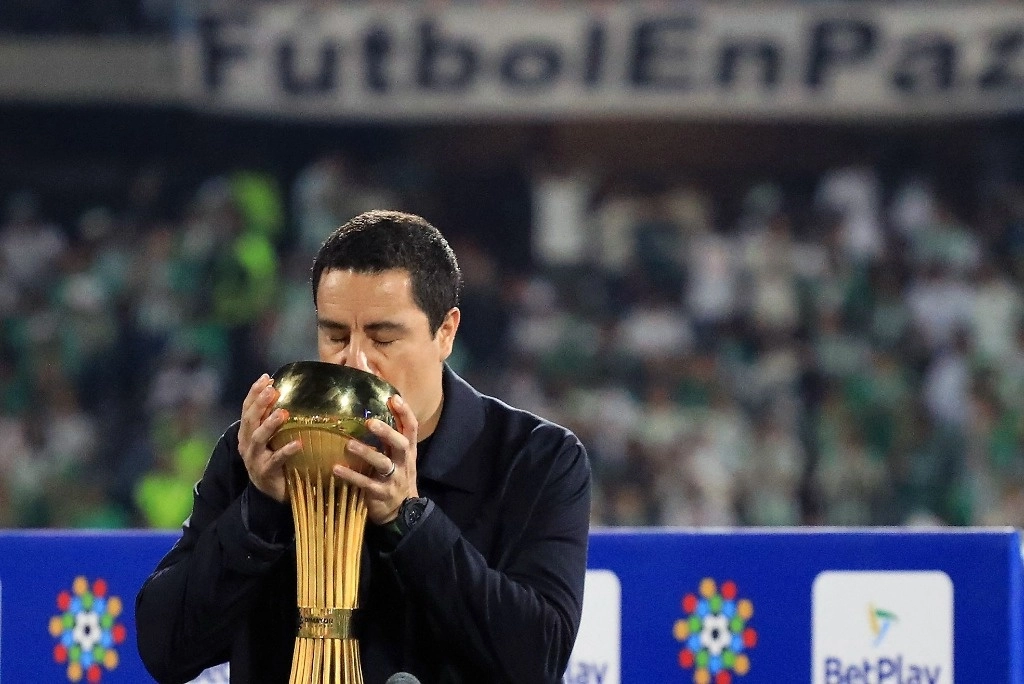 El entrenador mexicano logró la hazaña en su primera experiencia como timonel. Foto Afp 