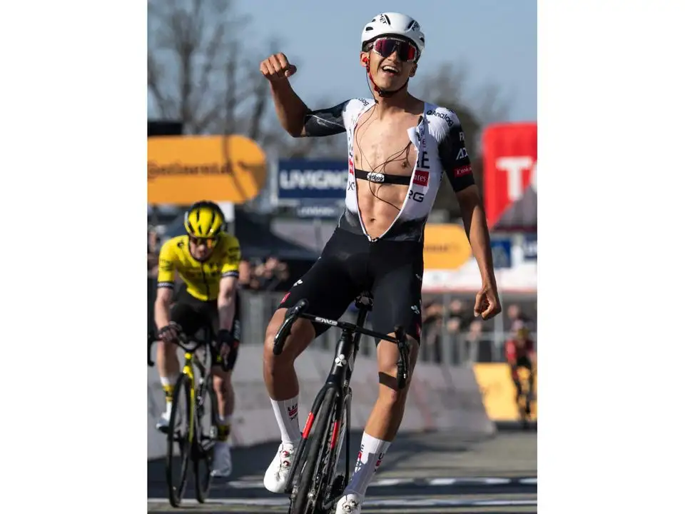 El mexicano se convirtió en el pedalista más joven desde 1936 en ganar la competencia clásica más antigua del ciclismo internacional, la Milán-Turín. A 600 metros de la meta, el oriundo de Baja California rebasó a un noruego y un británico para llevarse el triunfo. Foto