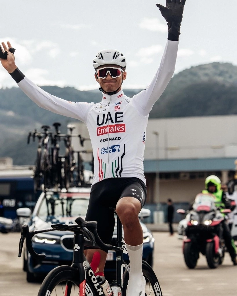 El belga Wout Van Aert (Visma | Lease a Bike) tomó el liderato, mientras que McNulty es segundo y Del Toro se ubicó en el lugar 35 de la tabla general. El colombiano Brandon Rivera (INEOS) fue el más destacado de los latinoamericanos al cruzar la meta en la novena posición. Foto Instagram @isaac_deltoro_romero1
