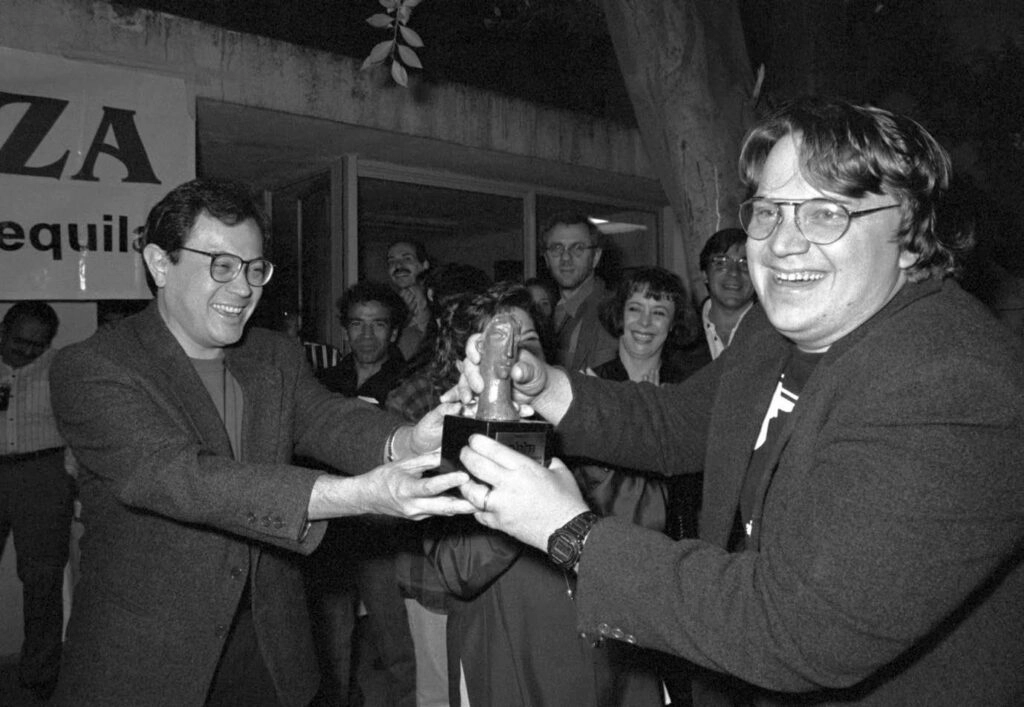 Guillermo del Toro (derecha) recibe de manos de García Tsao (izquierda) la estatuilla que le otorgó la revista Dicine por su película 'Cronos', en 1995. Foto cortesía Festival Internacional de Cine de Guadalajara