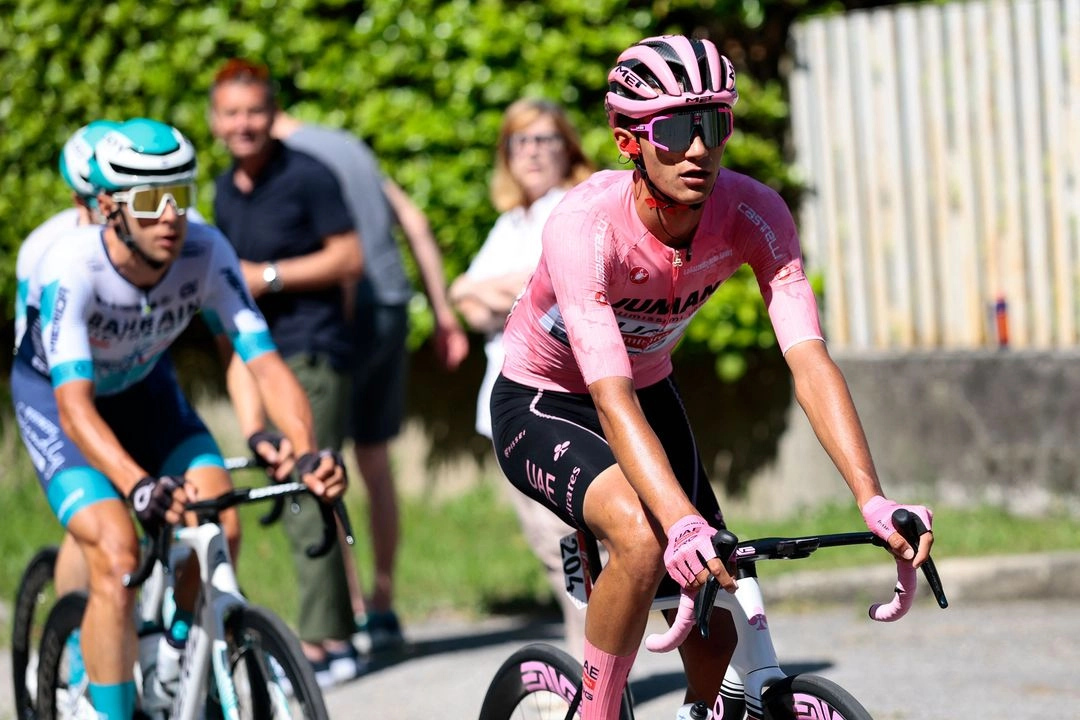 El mexicano Isaac del Toro tiene ventaja de 41 segundos sobre el ecuatoriano Richard Carapaz y 51 sobre el británico Simon Yates en la clasificación general, el 29 de mayo de 2025. Foto 