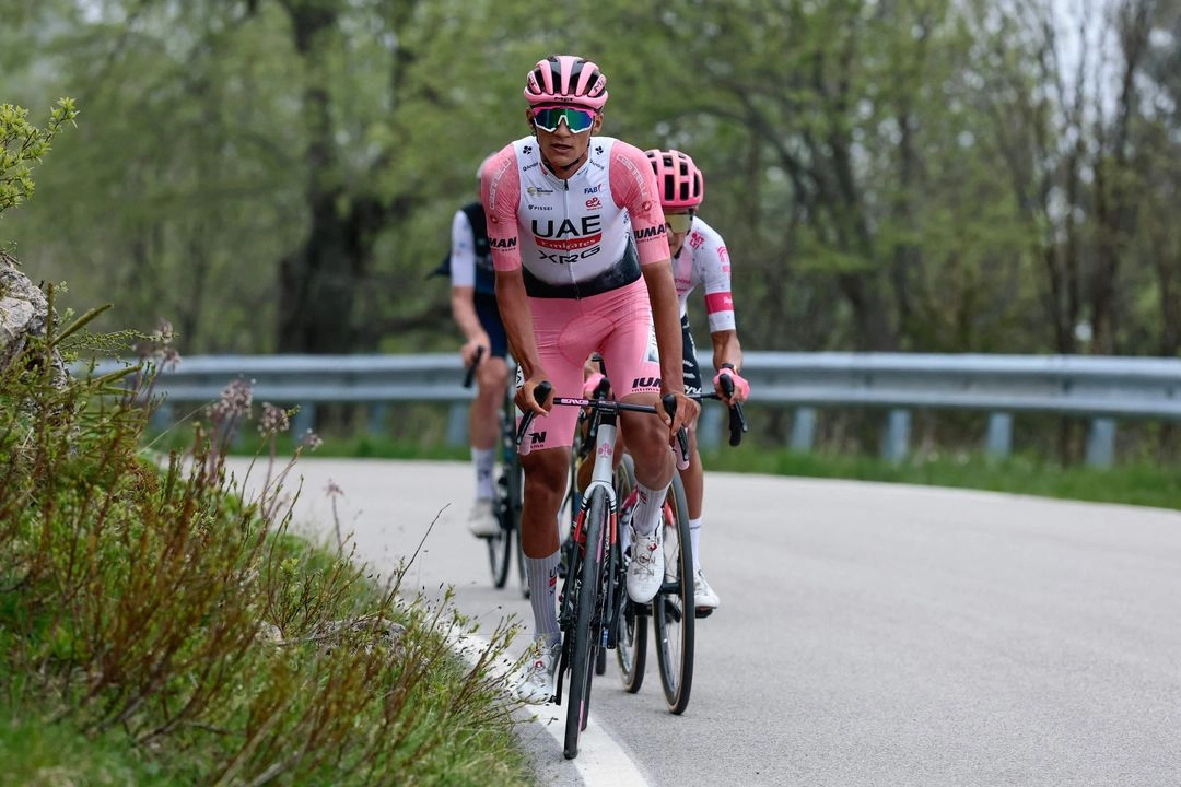 El ciclista mexicano Isaac Del Toro, del UAE Team Emirates XRG, con la maglia rosa de líder general, pedalea en el ascenso al Monte Grappa durante la 15.ª etapa del 108.º Giro de Italia, una carrera ciclista de 219 km entre Fiume Veneto y Asiago el 25 de mayo de 2025.