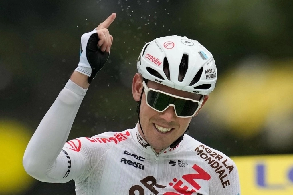 O'Connor le arrebató el maillot rojo de líder a Primoz Roglic y se colocó cuatro minutos y 51 segundos por delante del tres veces ganador de la Vuelta. Foto Afp /Archivo 