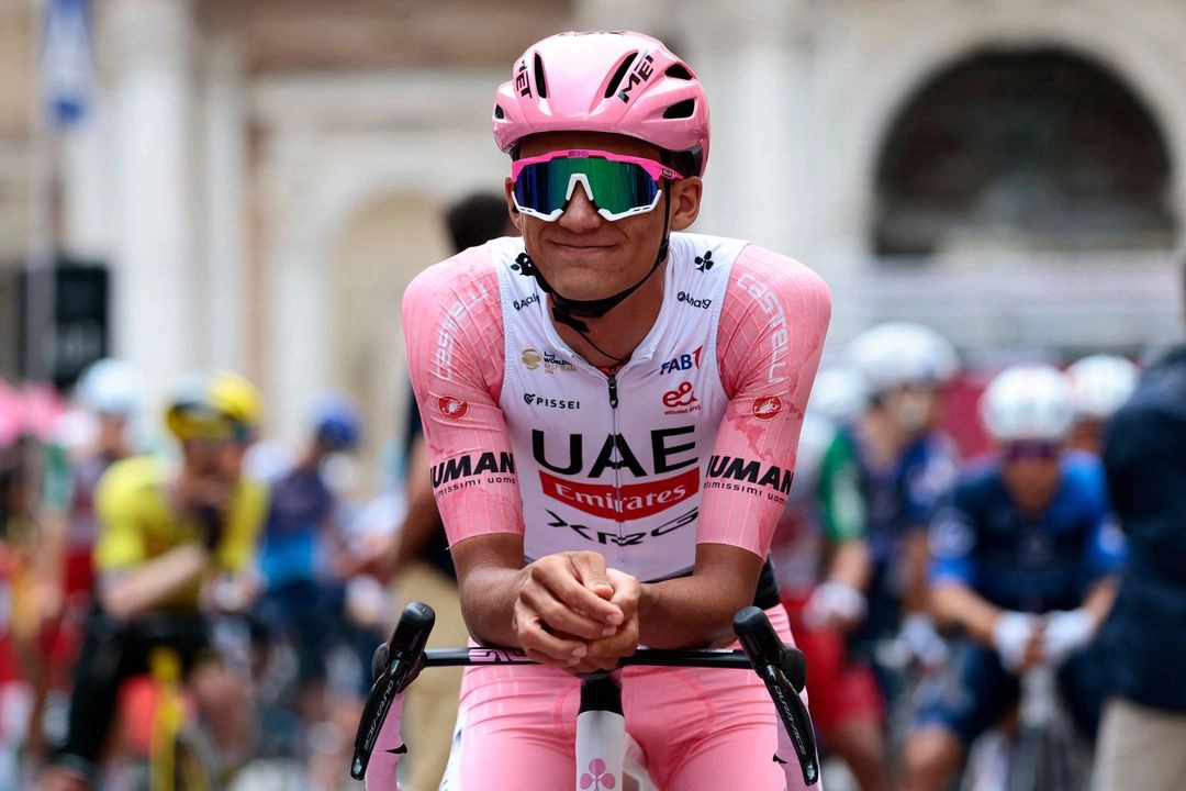 Del Toro, ‘maglia’ rosa desde la 9ª etapa, incrementó incluso su ventaja (33 segundos) sobre su compañero español Juan Ayuso (2º), arañando dos segundos de bonificaciones merced a su tercer puesto en un esprint intermedio. Imagen del 22 de mayo de 2025. Foto 