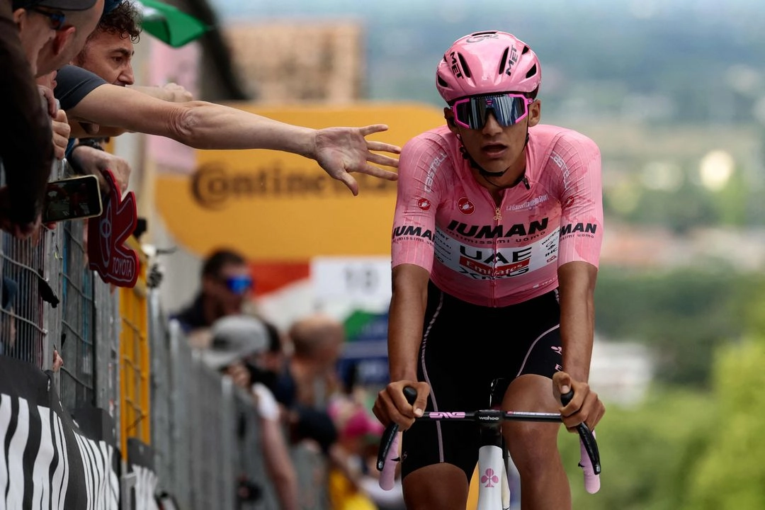 El mexicano Isaac del Toro terminó en el tercer puesto de la etapa 13 del Giro de Italia y se mantiene como líder general, además de que aumentó su ventaja frente a su compañero de equipo y segundo en la competencia, el español Juan Ayuso, el 23 de mayo de 2025. Foto 