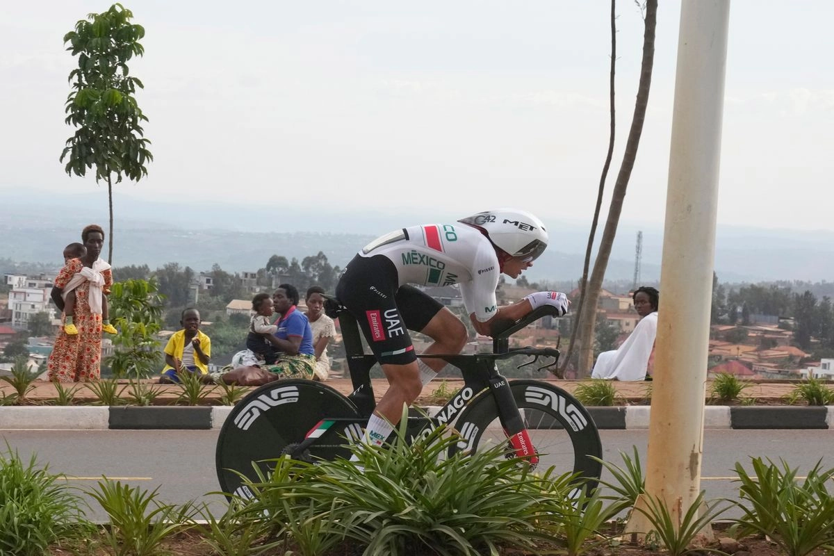 El mexicano Isaac del Toro Romero compite durante la prueba contrarreloj individual élite masculina en el Campeonato Mundial de Ciclismo de Ruta en Kigali, Ruanda, el domingo 21 de septiembre de 2025. Foto 