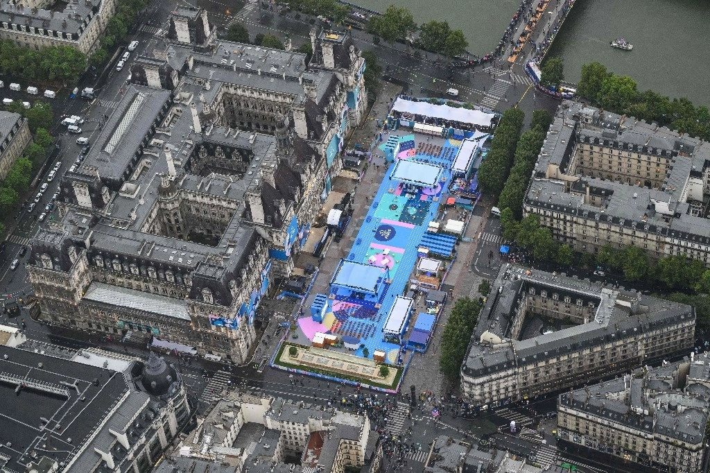 Una fotografía tomada desde un helicóptero el 26 de julio de 2024 muestra una vista aérea de la plaza del Ayuntamiento de París (Hôtel de Ville) durante la ceremonia de apertura de los Juegos Olímpicos de París 2024 en París. Foto Afp
