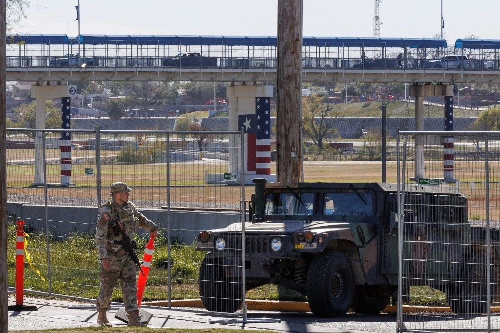 Oficiales del Departamento de Seguridad Pública de Texas custodian la entrada a Shelby Park en Eagle Pass, Texas. Foto AP