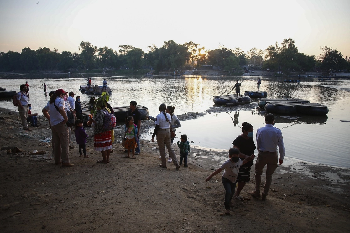Personal de Migración revisa documentos a gente que atraviesa el río Suchiate en balsas provenientes de la ciudad guatemalteca de Tecún Umán, en Chiapas, el 22 de marzo de 2021. Foto Víctor Camacho

