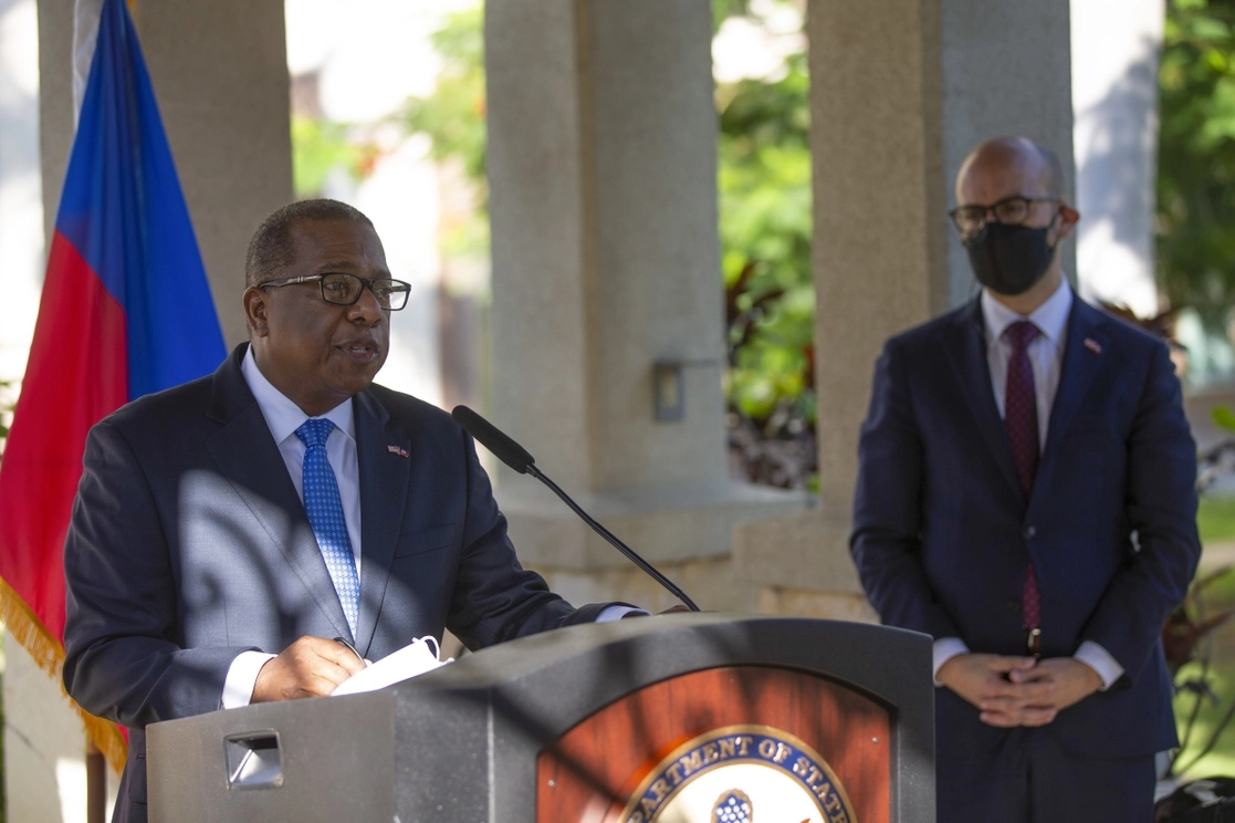 Una delegación de Estados Unidos que visitó Haití durante dos días ofreció este viernes disculpas al pueblo haitiano por el trato a los migrantes. En la imagen, el diplomático estadunidense Brian Nichols. Foto Ap