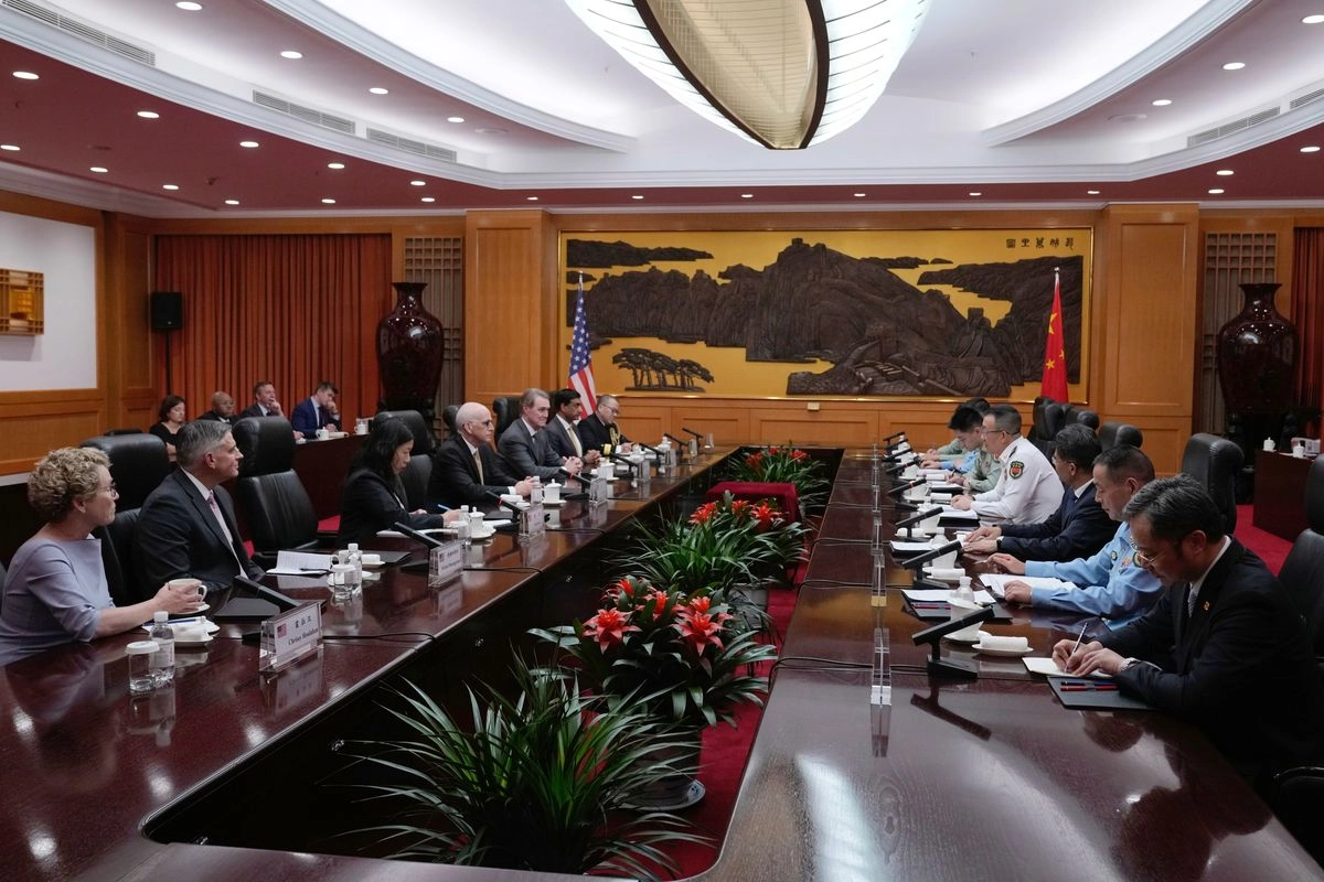 El ministro de Defensa chino, Dong Jun, (derecha con uniforme blanco) habla con la delegación bipartidista estadunidense en el Ministerio de Defensa en Pekín, China, el 22 de septiembre de 2025. Foto 