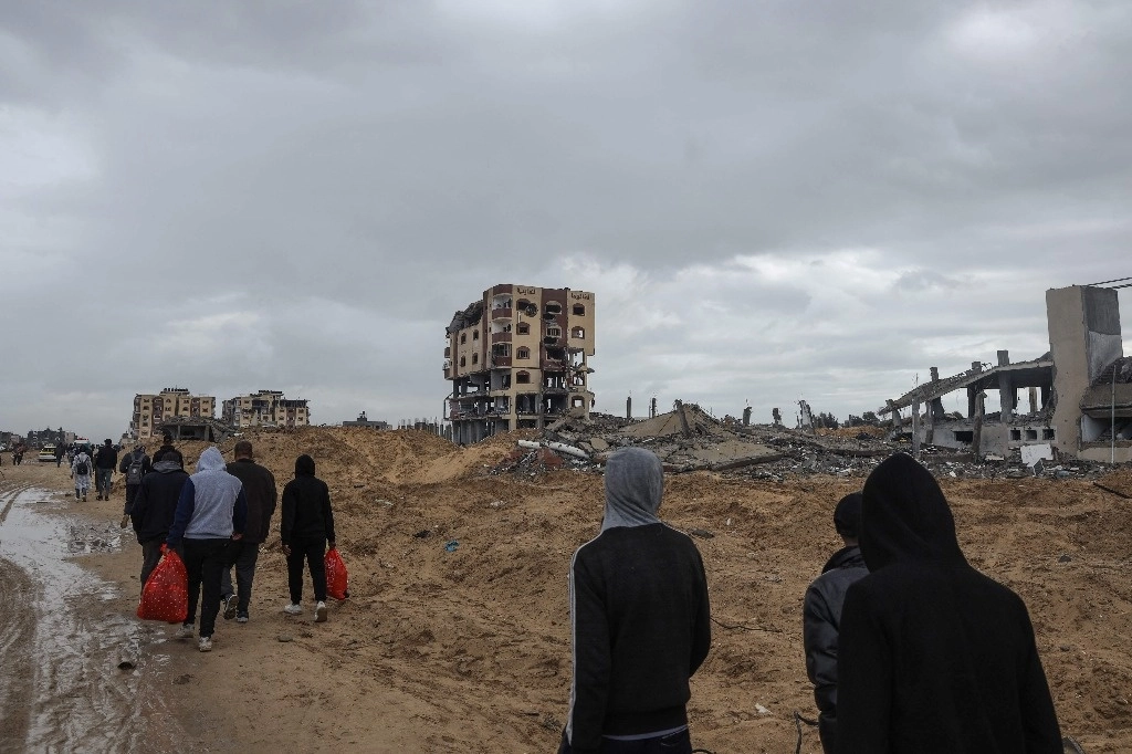 Palestinos sacan sus pertenencias de Jan Yunis, al sur de la franja de Gaza, el 7 de marzo de 2024. Foto Afp 