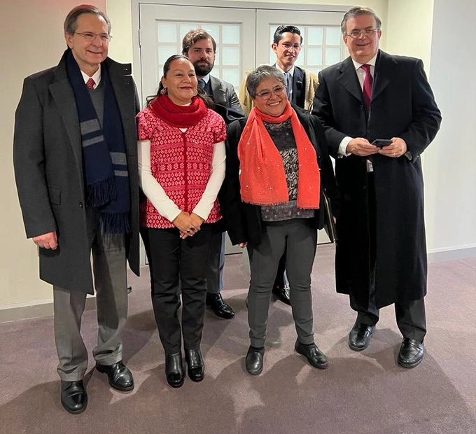 De izquierda a derecha: el embajador mexicano, Esteban Moctezuma; la secretaria de Medio Ambiente, María Luisa Albores; el titular de Cofepris, Alejandro Svarch; la secretaria de Economía, Raquel Buenrostro, el jefe de la unidad para América del Norte de la SRE, Roberto Velasco Álvarez y el canciller Marcelo Ebrard. Imagen https://twitter.com/m_ebrard