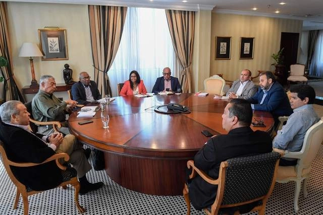 Reunión entre políticos opositores y ministros de Nicolás Maduro en Venezuela. Foto Afp

