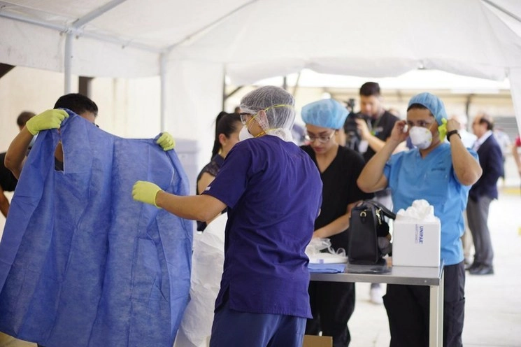 Médicos y enfermeras con trajes protectores para atender a pacientes con Covid-19. Foto tomada del Twitter del @GobDeCoahuila