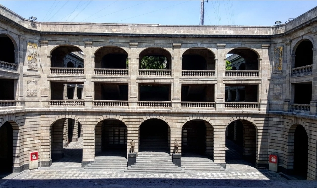 Patio al interior del edificio sede de la SEP 