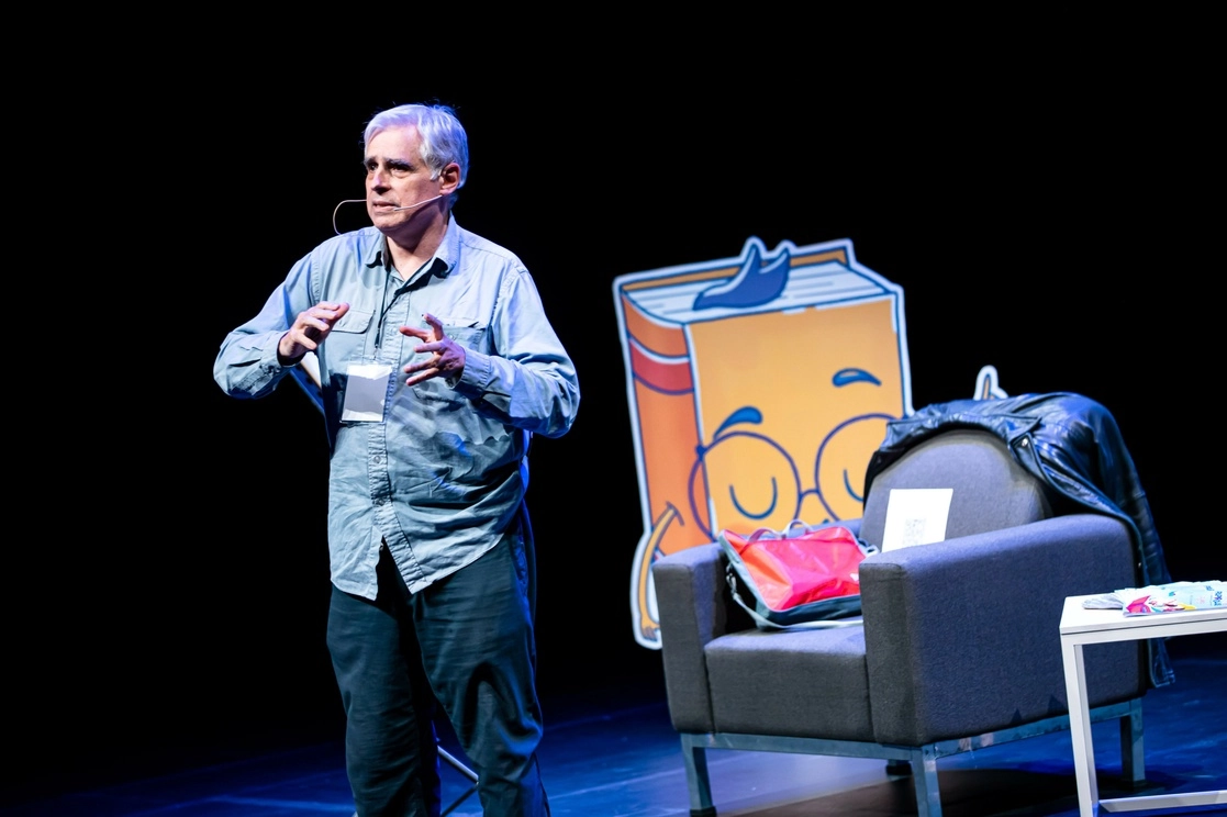 Rafael Barajas 'El Fisgón', durante su presentación en el Festival Papirolas, organizado por la UdeG. Foto cortesía Festival Papirolas.