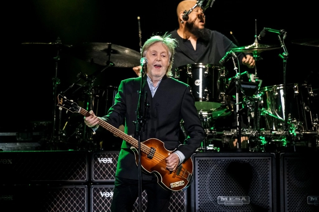 "Son los mejores. Son una bola de locos", agradeció el músico británico durante su presentación en el Foro Sol. Foto Ocesa/Jorge Carreón.