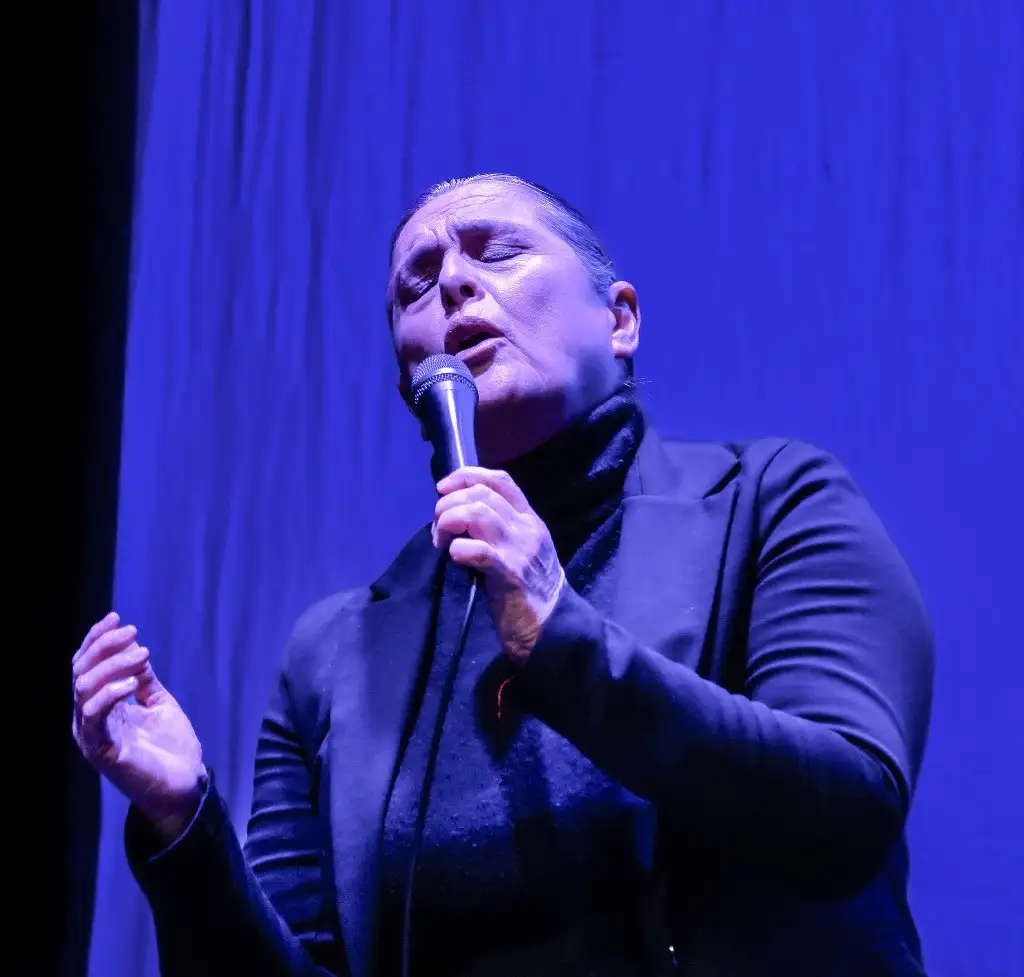 Los más de 130 asistentes hicieron silencio en el teatro para escuchar la voz de la también actriz, la cual recorrió entonaciones graves y agudas cuando recitó el poema Destino. Fotos Mario Alberto Delgado