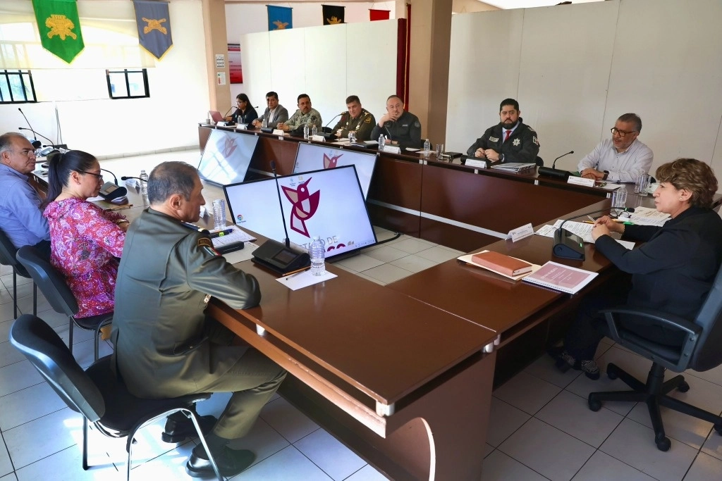 La gobernadora y el General Claudio Edmundo Huizar participan en una mesa de Coordinación para la Construcción de la Paz en Tejuplico. Foto Gobierno Edomex