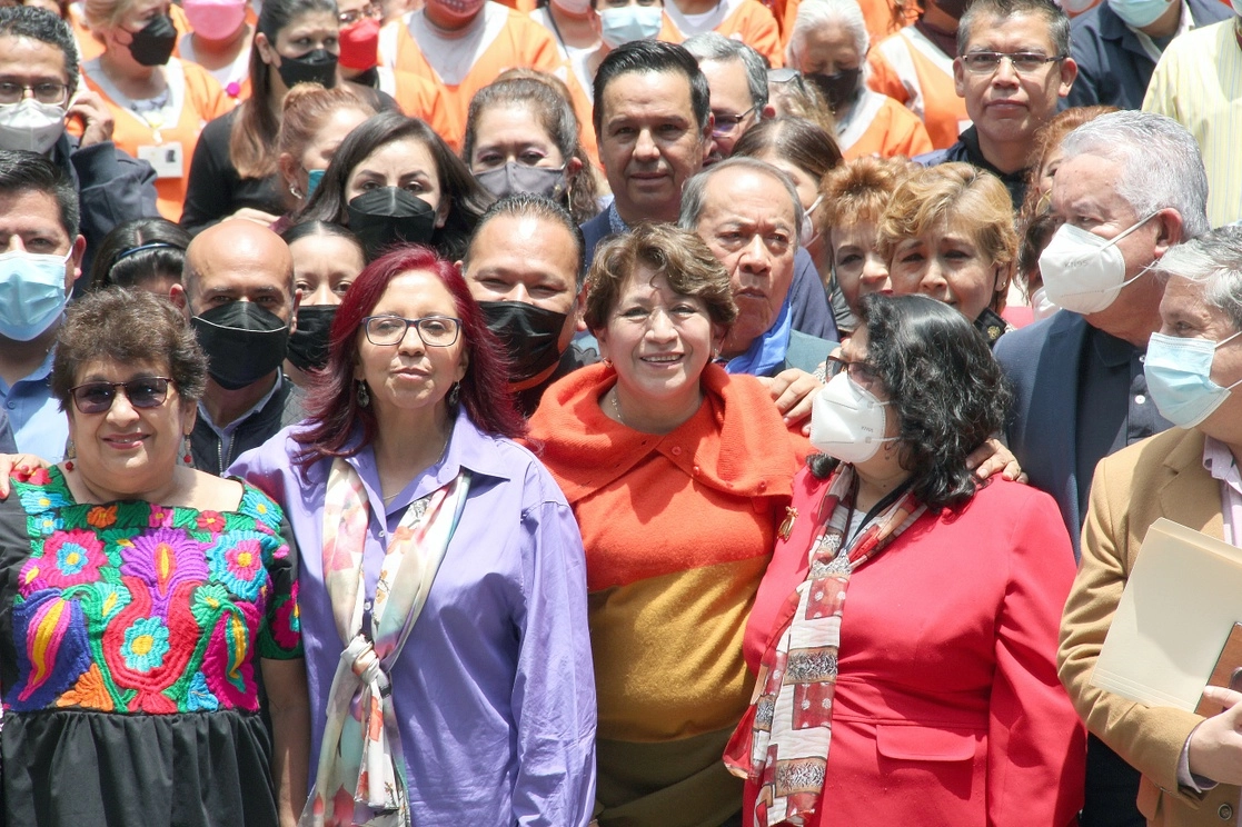 La titular de la SEP, Delfina Gómez (c,der) junto con Leticia Ramírez secretaria entrante (c,izq) y empleados de la SEP. Foto SEP