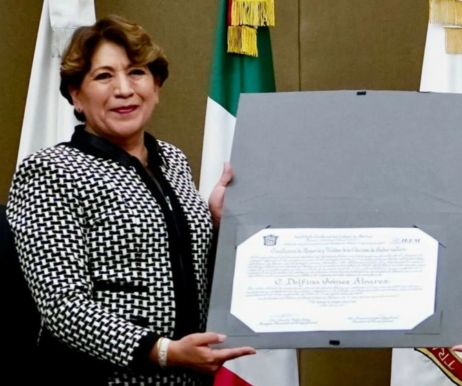 La maestra Delfina Gómez, ayer tras recibir el documento que valida su victoria en los comicios del pasado 4 de junio y que la convierte en la primera gobernadora del estado de México. Foto Captura de pantalla tomada del Twitter de la mandataria electa 