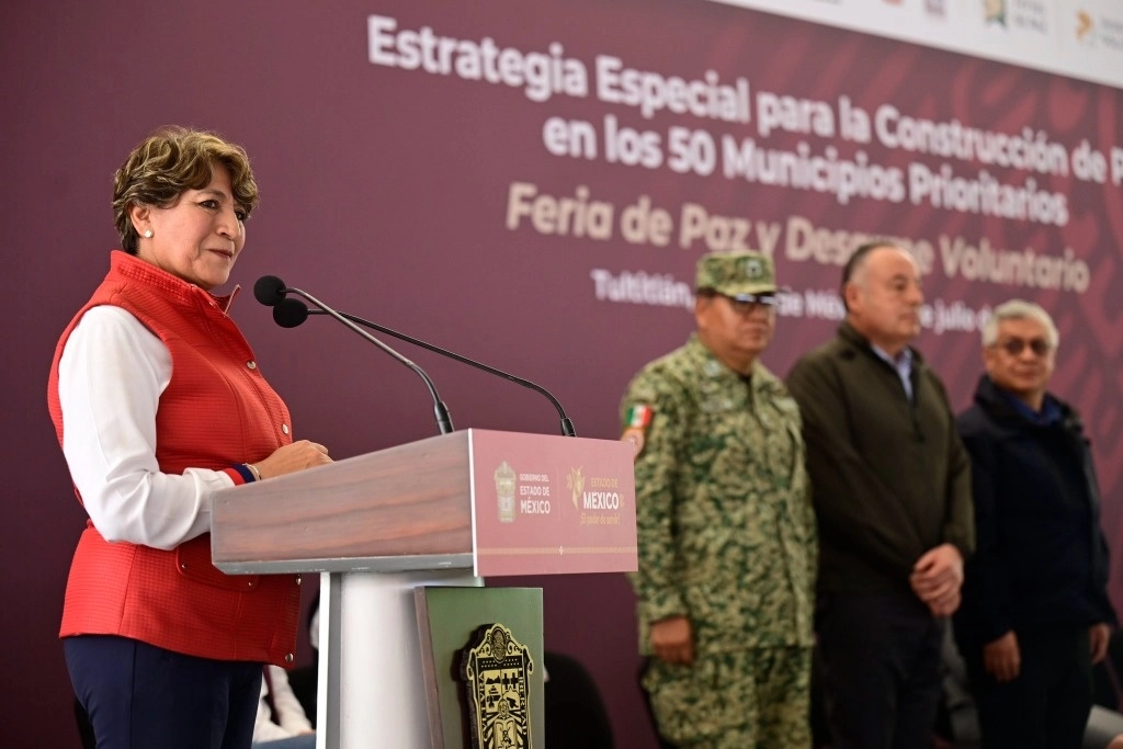 Durante un acto de la Estrategia Especial para la Construcción de Paz en los 50 municipios Prioritarios, “Feria de Paz y Desarme Voluntario”, realizado en la Plaza principal de Tultitlán, Delfina Gómez hizo llegar un mensaje a la secretaria de Seguridad y Protección Ciudadana, Rosa Icela Rodríguez Velázquez. Foto tomada de X @delfinagomeza