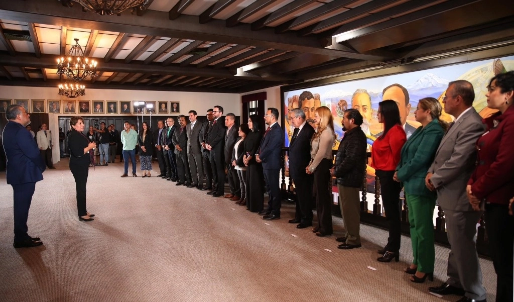La gobernadora les pidió a los nuevos funcionarios que sirvan al pueblo mexiquense. Foto tomada de su perfil de X