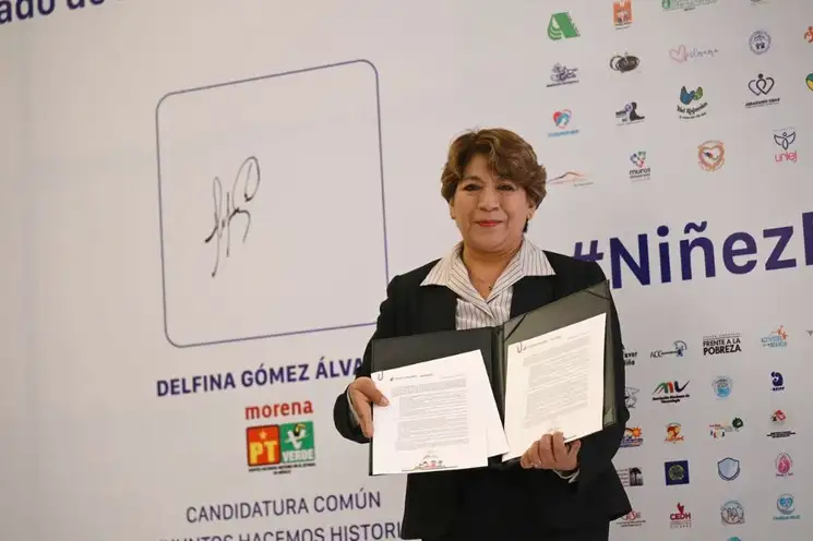 La candidata de Juntos Hacemos Historia en el Estado de México, luego de la firma del Pacto por la Primera Infancia, el 4 de mayo de 2023. Foto tomada de Twitter @delfinagomeza
