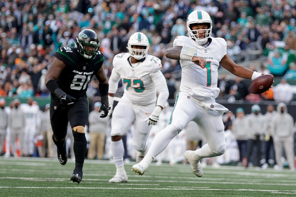 Tua Tagovailoa completó 21 de 30 pases, para 243 yardas, con el envío de anotación a Hill y los dos interceptados. Foto Ap.