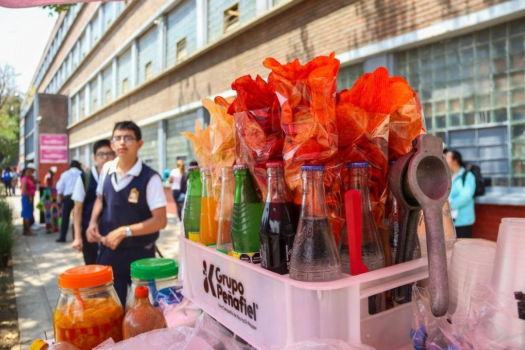 El programa Vida Saludable y con ello las restricciones de venta de alimentos y bebidas chatarra en las escuelas continuará, aseguró Sheinbaum 