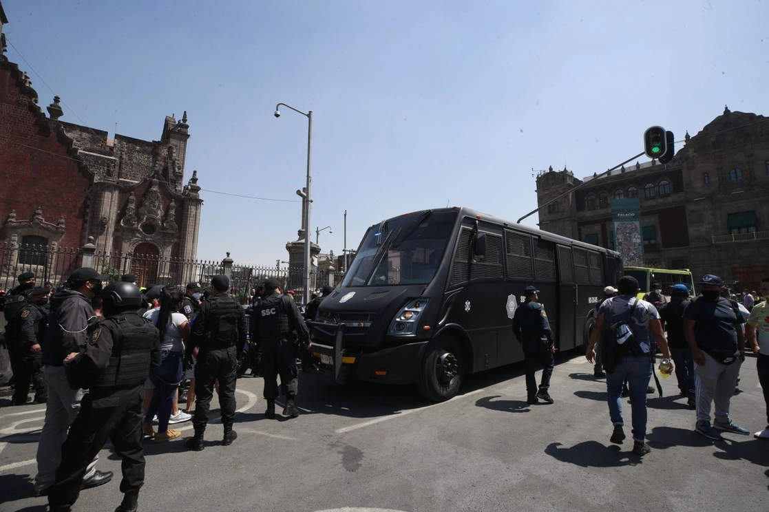 Operativo policiaco contra el robo de mercancías en el Centro Histórco de la Ciudad de México. Foto Alfredo Domínguez / Archivo