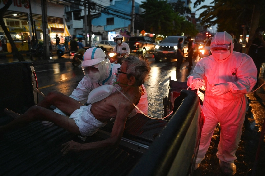 Un anciano es trasladado para recibir atención médica en Bangkok, Tailandia. Foto Afp
