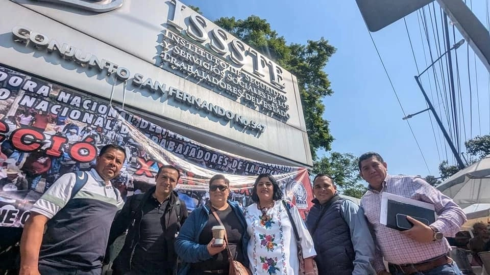 Integrantes del CNTE tras la reunión con autoridades del Issste. Foto tomada de la página de Facebook de la Ceteg